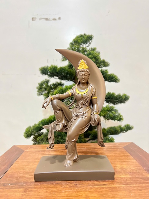 Tượng Quan Âm tự tại mặt trăng 26cm